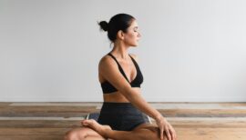 femme au saut du lit, en pleine routine de réveil musculaire