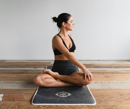 femme au saut du lit, en pleine routine de réveil musculaire