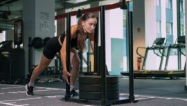 femme en pleine épreuve d'HYROX