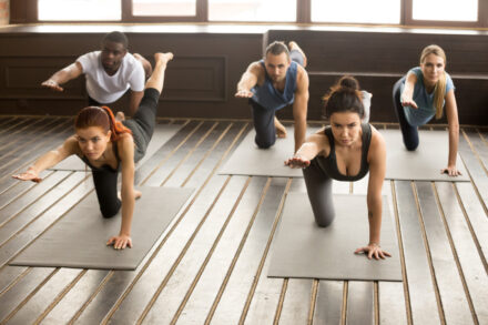 reprise du sport en janvier : on voit un groupe en cours de fitness en salle de sport