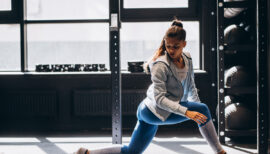 femme s'étirant en salle de sport