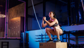 femme pratiquant le cross training en salle de sport