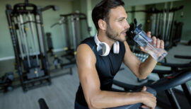 sportif buvant une boisson aux électrolytes