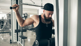 homme faisant de la musculation en période de sèche