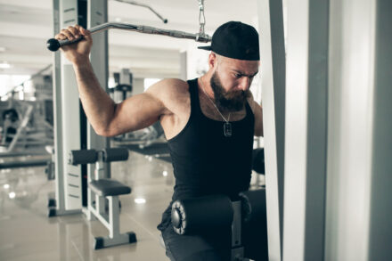 homme faisant de la musculation en période de sèche