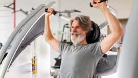 homme de plus de 45 ans pratiquant la musculation
