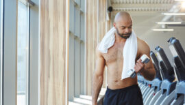 homme de plus de 45 ans pratiquant la musculation