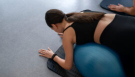 femme faisant un exercice sur swiss ball en récupération active
