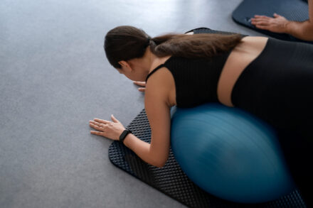 femme faisant un exercice sur swiss ball en récupération active