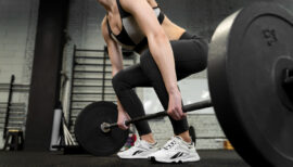 sportive faisant un soulevé de terre alias deadlift