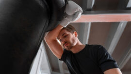 homme fatigué en raison d'un manque d'activité physique