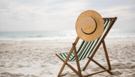 chaise longue devant la mer ambiance vacances
