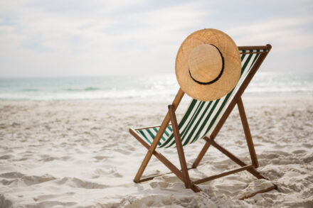 chaise longue devant la mer ambiance vacances