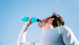 sportif buvant une boisson électrolyte