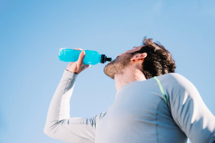 sportif buvant une boisson électrolyte