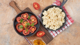 plat de pâtes et tomates