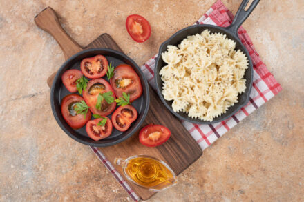 plat de pâtes et tomates