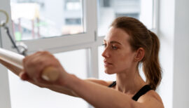 femme faisant des exercices basés sur les triceps