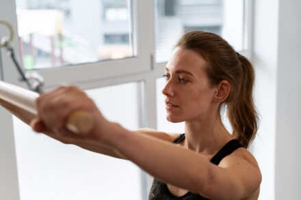 femme faisant des exercices basés sur les triceps