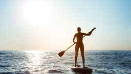 femme faisant du paddle en mer