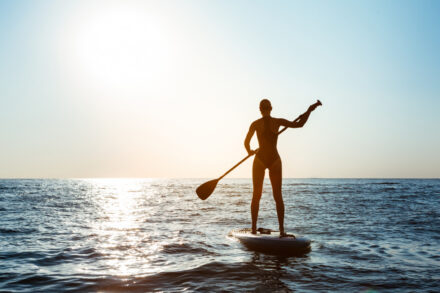 femme faisant du paddle en mer