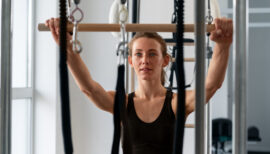 femme faisant des exercices pour les triceps afin de raffermir l'arrière des bras