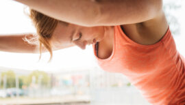 sportive faisant de l'exercice en pleine chaleur