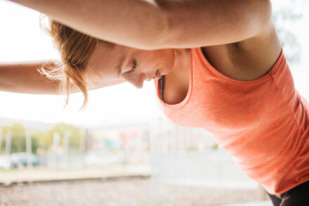 sportive faisant de l'exercice en pleine chaleur