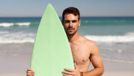 homme qui va surfer pour stimuler ses muscles