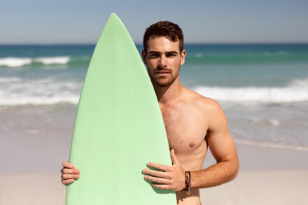 homme qui va surfer pour stimuler ses muscles