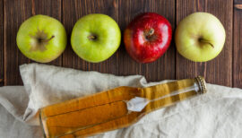 bouteille de cidre avec pommes