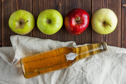 bouteille de cidre avec pommes