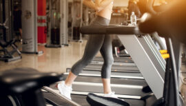 femme sur l'espace cardio d'une salle de sport
