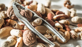 noix, amandes, pistaches : fruits à coque en vrac avec casse-noix