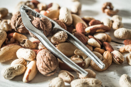 noix, amandes, pistaches : fruits à coque en vrac avec casse-noix