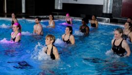 cours d'aquabike dans la piscine d'une salle de sport